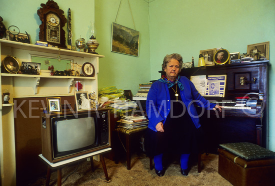 Mrs. Mavis Golder, a direct descendant of original colonist Nathaniel Thomas (1827). A local musician at home,  Kingscote, Kangaroo Island, South Australia.