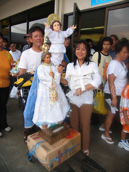 Traveling Sto. Nino, Cebu airport, Philippines. (PHCeb4271)