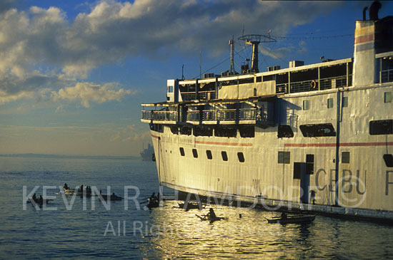 Diving for coins, port of Cebu, Philippines. (PHCeb010)