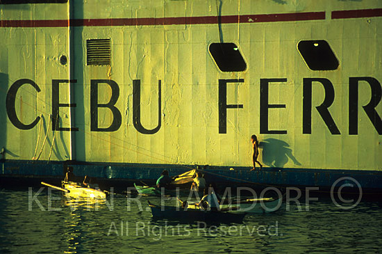 Diving for coins, port of Cebu, Philippines. (PHCeb011)