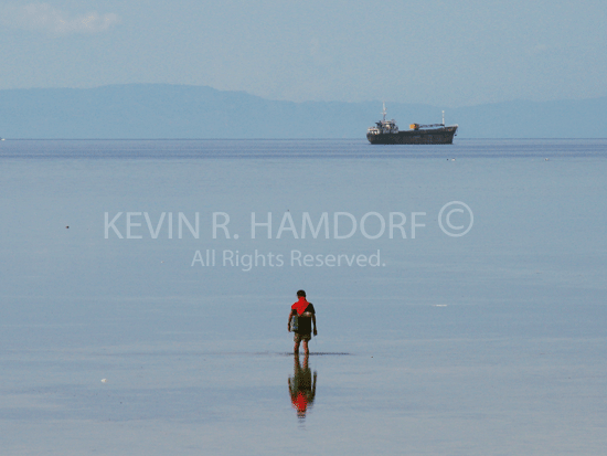 Shell collecting, Mactan Island, Cebu, Philippines. (PHCeb4732)